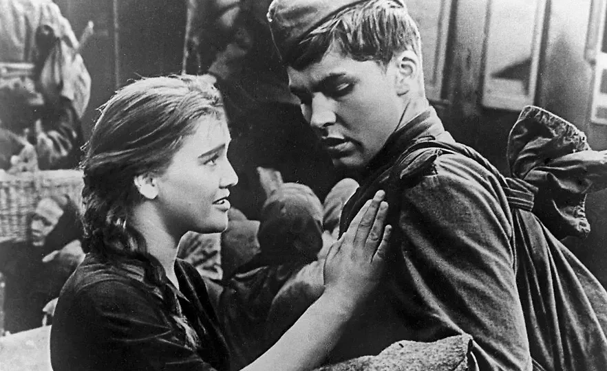 «Баллада о солдате» (1959): военная драма о любви и героизме, покорившая 30 миллионов зрителей. Фото © Кадр из фильма «Баллада о солдате», режиссёр Григорий Чухрай, сценаристы Григорий Чухрай, Валентин Ежов / Kinopoisk