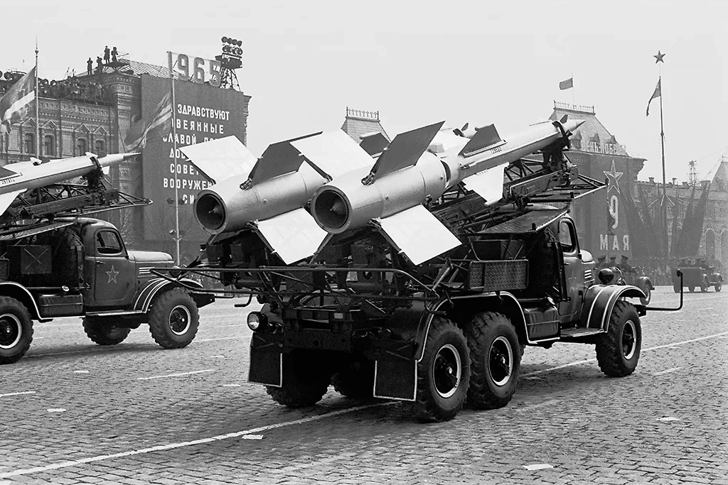 Красная площадь сквозь десятилетия: эволюция Парадов Победы в фотографиях. Фото © ТАСС / Василий Егоров