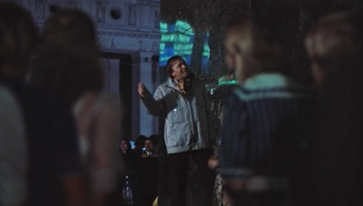 Андрей Вознесенский был настолько мощным поэтом, что уже при жизни путешествовал во времени. Фото © Кадр из фильма «Москва слезам не верит», режиссёр Владимир Меньшов, сценарист Валентин Черных / Kinopoisk