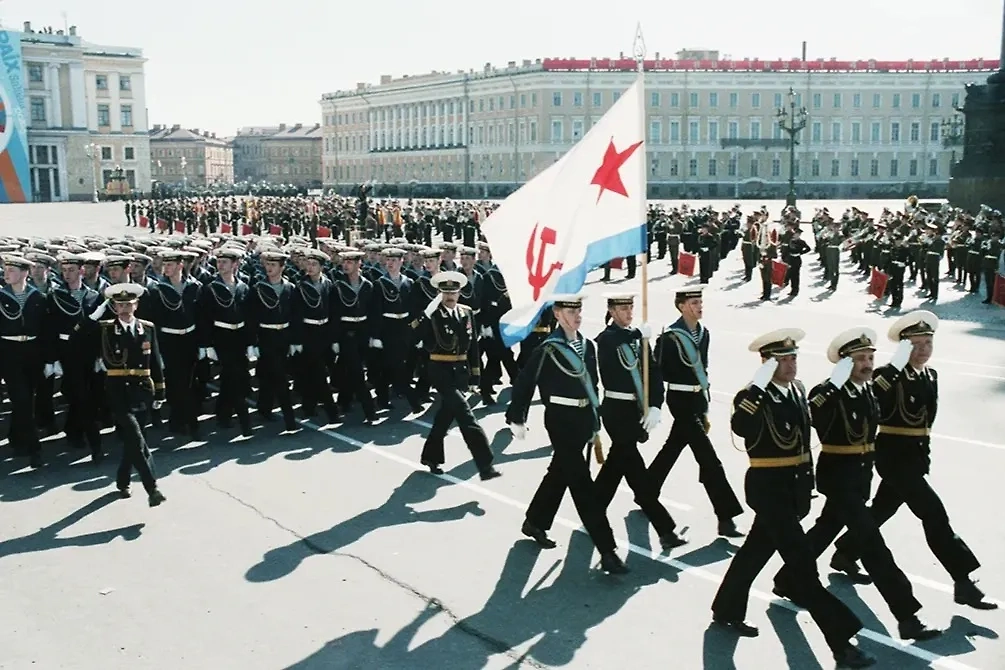 Как праздновали 9 Мая в СССР и России: фоторепортаж с парадов разных лет. Фото © ТАСС / Николай Беркетов, Сергей Смольский