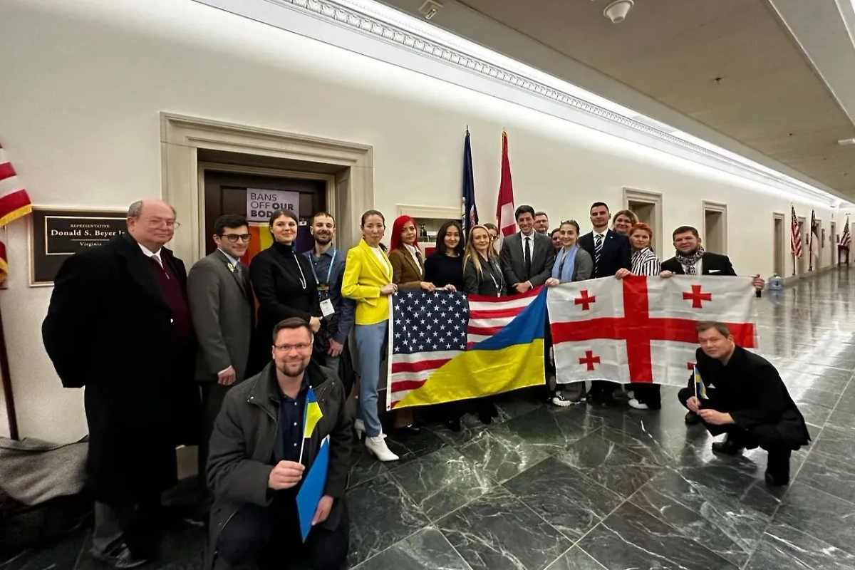 Дмитрий Валуев (слева на корточках с флажком Украины) в окружении своих подопечных из RADR в Конгрессе США. Справа на корточках сидит беглый банкир, фигурант уголовного дела и ютуб-расследования Максима Каца* о хищении денег у вкладчиков Пробизнесбанка Александр Железняк. Фото © archive