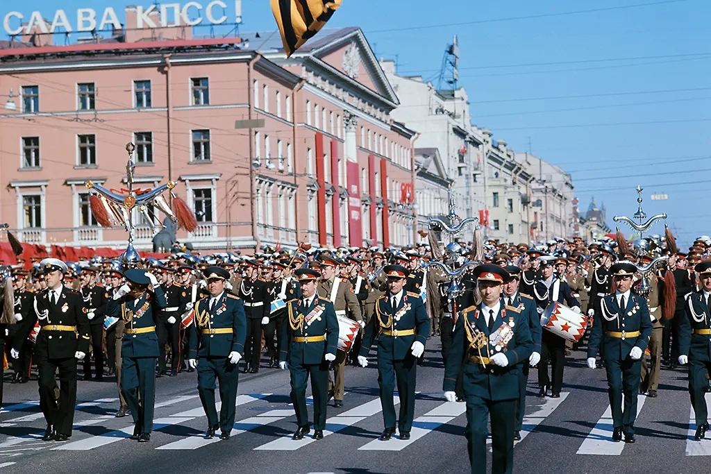 Традиции и перемены: как трансформировались парады в честь Дня Победы за 80 лет. Фото © ТАСС / Максим Блохин, Сергей Смольский