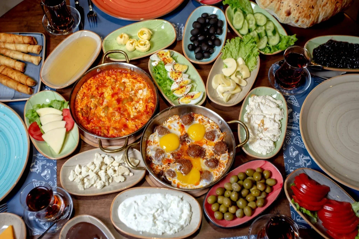 Как организовать завтрак по-турецки с минимальными усилиями. Фото © Freepik
