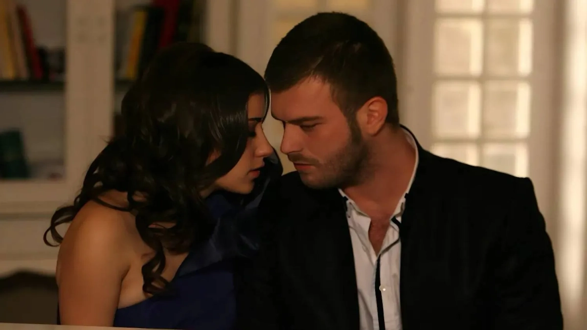 Турецкий сериал «Запретная любовь» до сих пор вызывает пересуды из-за своей откровенности. Фото © Кадр из фильма «Запретная любовь», режиссёр Хилаль Сарал, Месюде Эрарслан / Kino-teatr