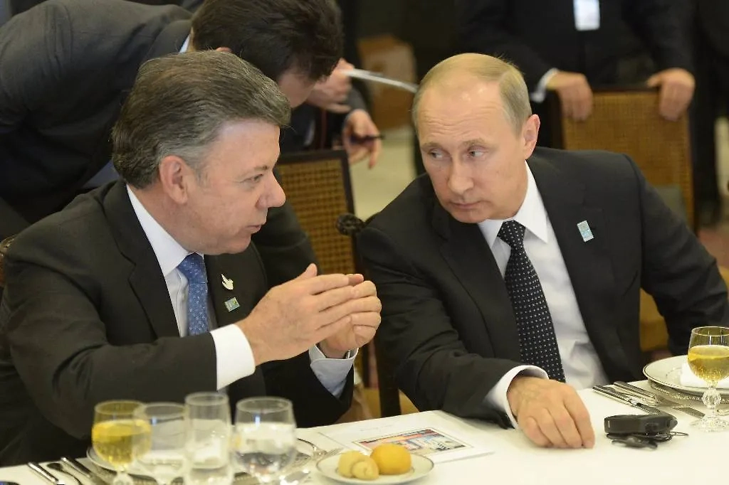 Экс-президент Колумбии Хуан Мануэль Сантос и президент России Владимир Путин (слева направо) во время рабочего завтрака, 2014 г. Фото © ТАСС / Алексей Никольский