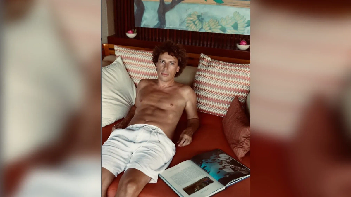 Максим Галкин* топлес на диване. Обложка © Instagram (соцсеть запрещена в РФ; принадлежит корпорации Meta, которая признана в РФ экстремистской) / maxgalkinru*