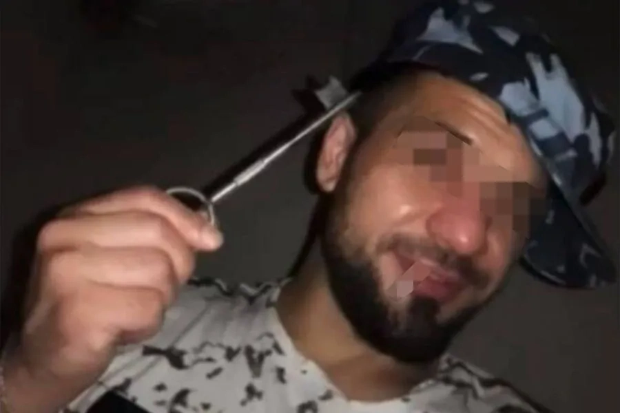 Заключённый в форме ФСИН и с ключом в руках. Фото © «Газета.ru»