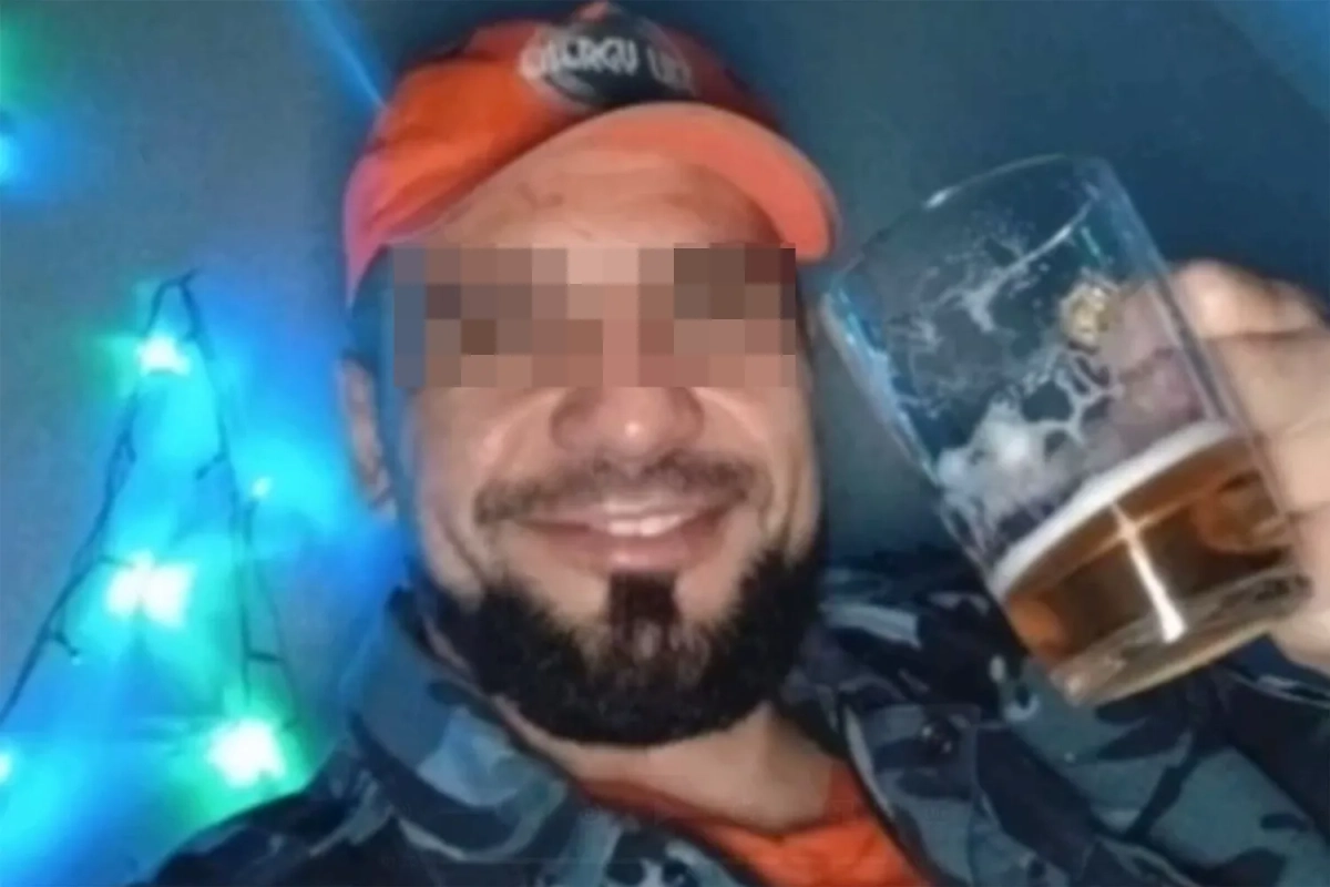 Заключённый с кружкой пива на фоне гирлянды. Фото © «Газета.ru»