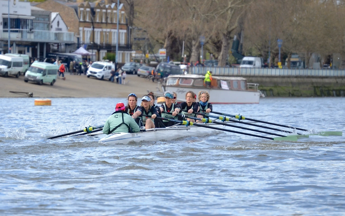 Блейз Метревели вторая с конца. Фото © heartheboatsing.com