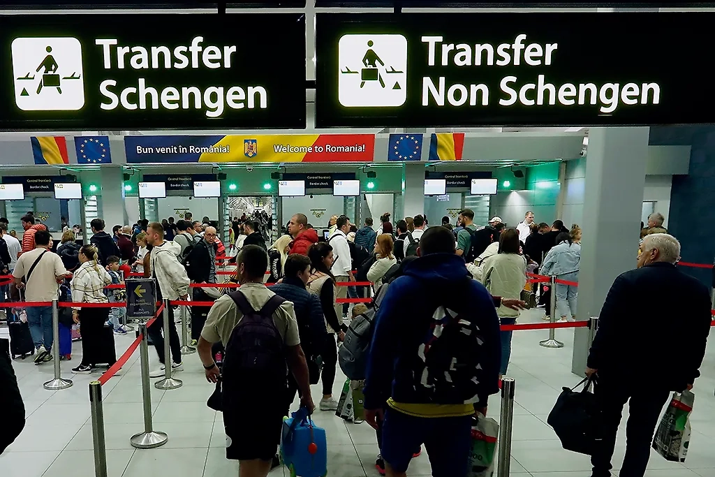 С осени 2025 года заработает система EES, которая будет фиксировать даты въезда и выезда. Фото © ТАСС / EPA / ROBERT GHEMENT