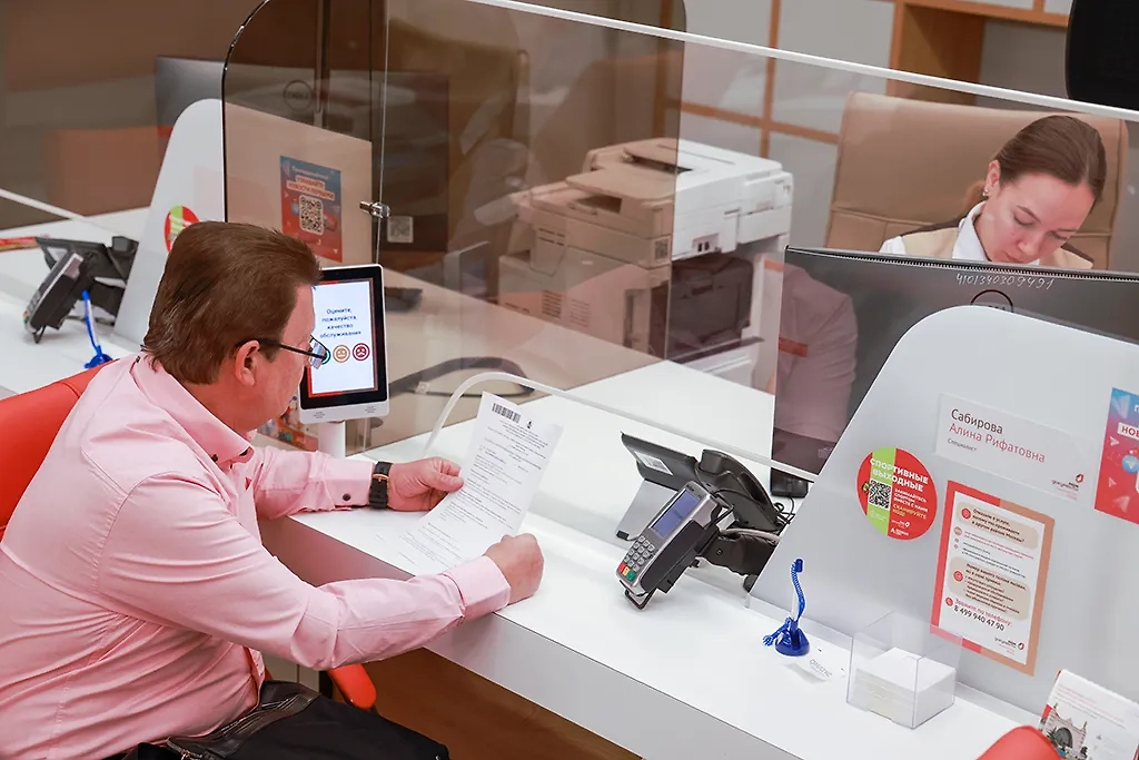 Подать на оформление загранпаспорта можно в МФЦ. Фото © ТАСС / Владимир Гердо