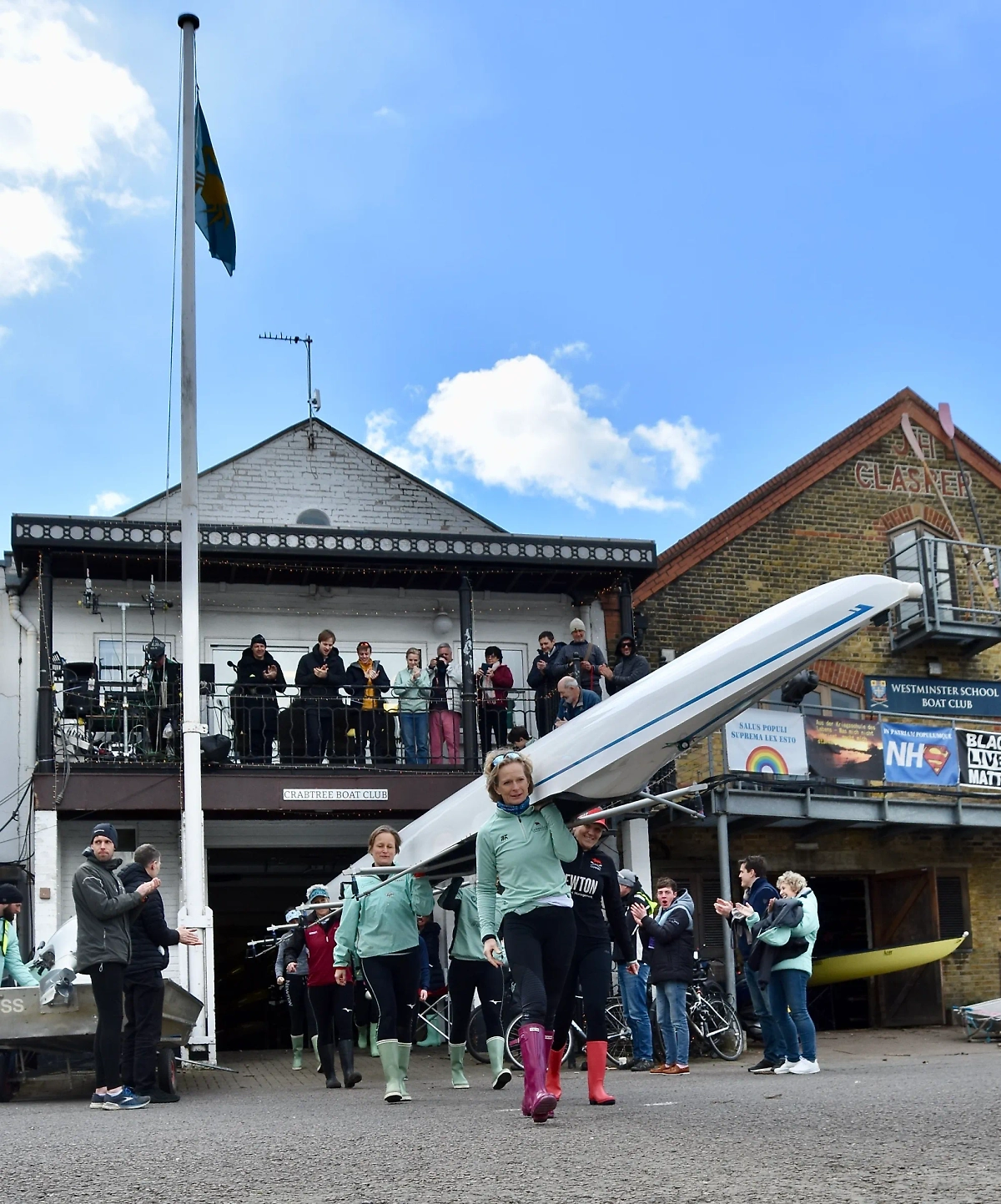 Блейз Метревели слева посередине. Фото © heartheboatsing.com