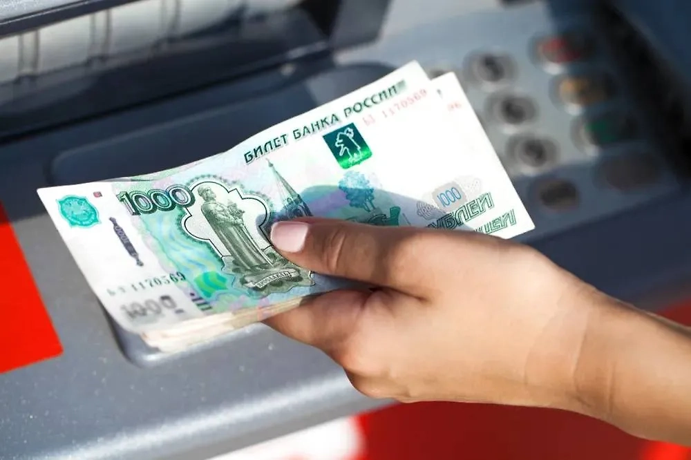 Стоит помнить, что за снятие наличных в банкомате кешбэк не начисляется. Фото © Shutterstock / FOTODOM / Andrey Arkusha