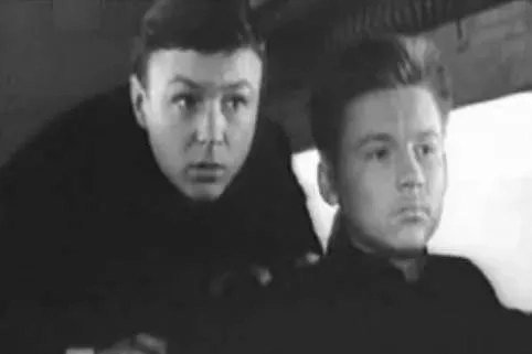 Это тоже фильм о детях, попавших в самое пекло нацистского наступления на СССР. Фото © Кадр из фильма «Поворот», режиссёр Борис Ермолаев, сценаристы Левас Казаринскис, Борис Ермолаев, Владимир Марамзин / Kino-teatr