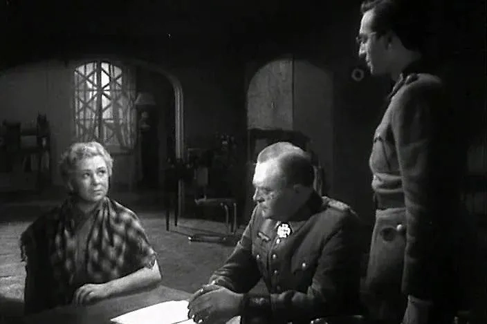 А это фильм о защитниках Брестской крепости, который был снят через 15 лет после их подвига. Фото © Кадр из фильма «Бессмертный гарнизон», режиссёры Захар Аграненко, Эдуард Тиссэ, сценарист Константин Симонов / Kinopoisk