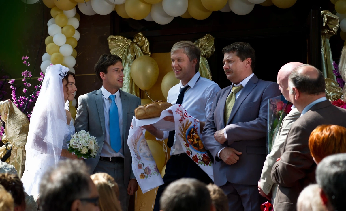 Комедийный фильм с красноречивым лозунгом: «Главное — не нажраться». Фото © Кадр из фильма «Горько!», режиссёр Жора Крыжовников, сценарист Алексей Казаков и др. / Kinopoisk