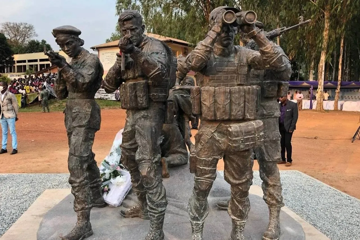 Памятник российским инструкторам в Банги. Фото © Telegram / СОМБ («Туристы» в Африке)