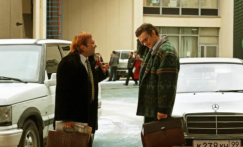 Владимир Епифанцев с Михаилом Ефремовым в одном фильме, снятом по роману Пелевина.  Фото © Кадр из фильма «Generation П», режиссёр Виктор Гинзбург, сценаристы Виктор Гинзбург, Джина Гинзбург, Виктор Пелевин / Kinopoisk