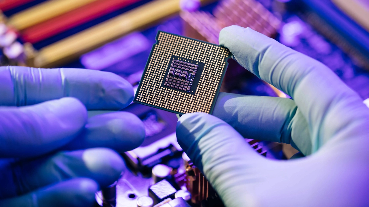 Все чипы работают с бинарной системой счисления: любая информация переводится в числа, в итоге получается код по типу 00110001 00110110 00110001. Фото © Shutterstock / FOTODOM / mpohodzhay 