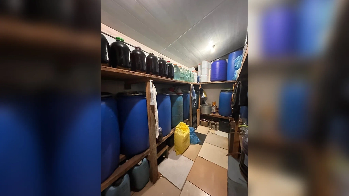 Полиция Сочи изъяла у местного жителя 2,5 тонны вина и чачи. Фото © Telegram / 23 МВД