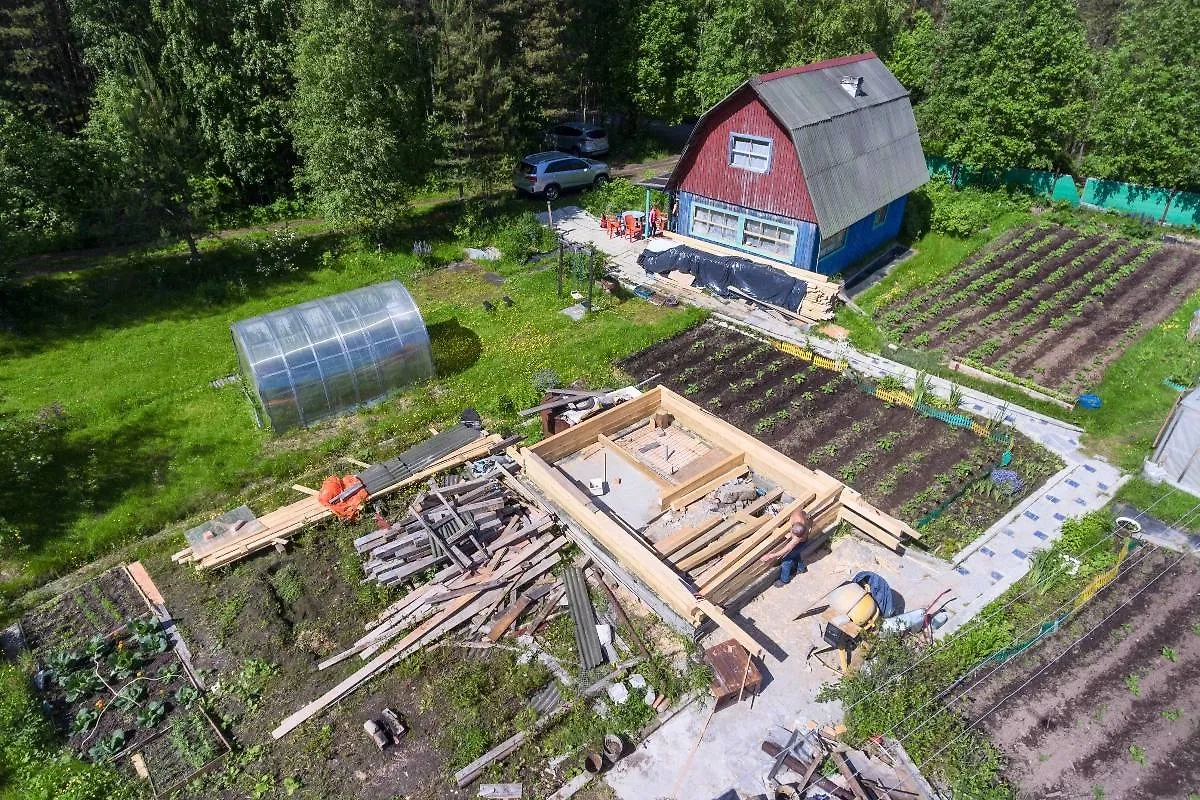 Мусор на дачном участке: как избежать экологических штрафов в 2025 году. Фото © Shutterstock / FOTODOM / Kekyalyaynen