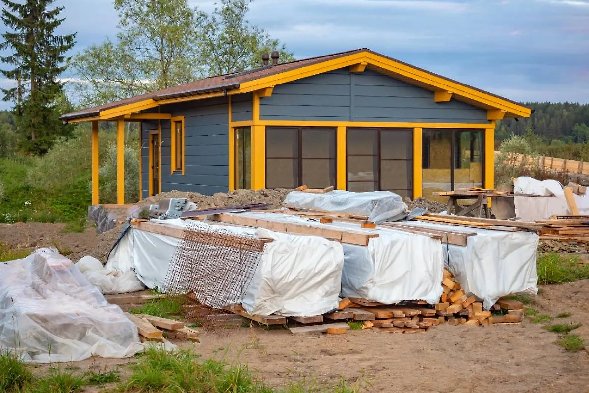 Строительство на даче без документов: какие штрафы ждут садоводов в 2025 году. Фото © Shutterstock / FOTODOM / FOTOGRIN