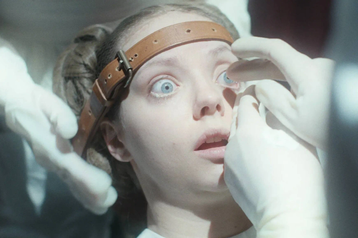 «Гадкая сестра» — о чём новый хоррор про Золушку. Фото © Кадр из фильма «Гадкая сестра», режиссёр Эмили Блихфельдт / Kinopoisk