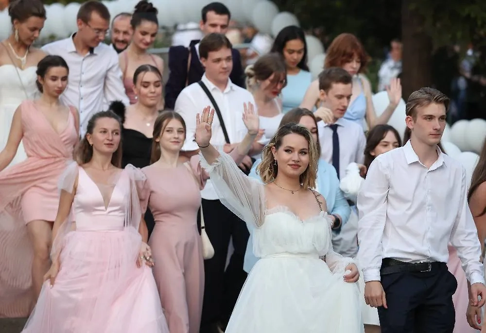 Выпускной считают днём вступления во взрослую жизнь. Фото © ТАСС / Дмитрий Феоктистов