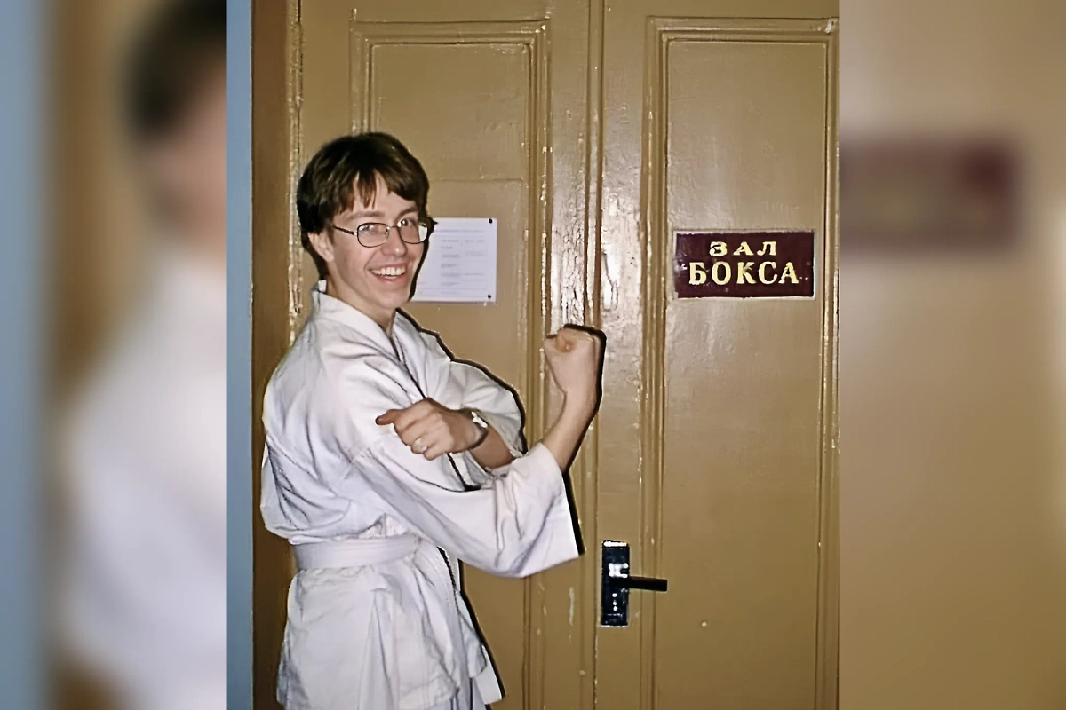 Кто такой Алекс Лесли? Александр Кириллов — это довольно яркий пример сексуализированной сверхкомпенсации от человека, который много лет не вылезал из «френдзон». Фото © qiwiq