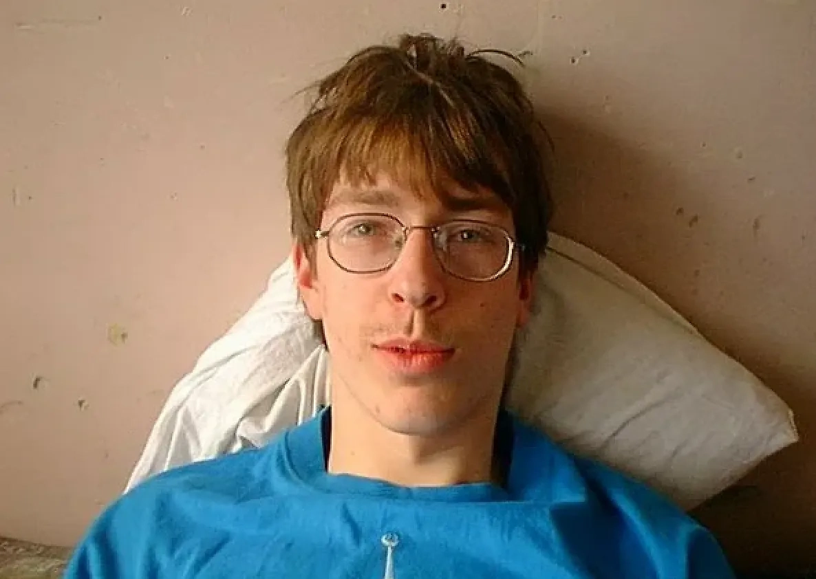 По дате рождения Алекс Лесли принадлежит к поколению миллениалов, наиболее ранней его части. Вместо телеканала «2x2» они развлекались пикапом. Фото © qiwiq