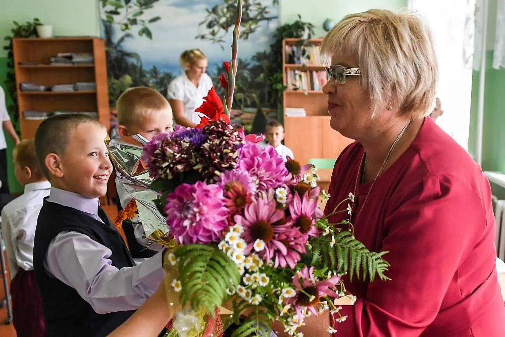 Первый учитель — тот, кто помнит взрослых выпускников первоклашками. Фото © ТАСС / Кирилл Кухмарь
