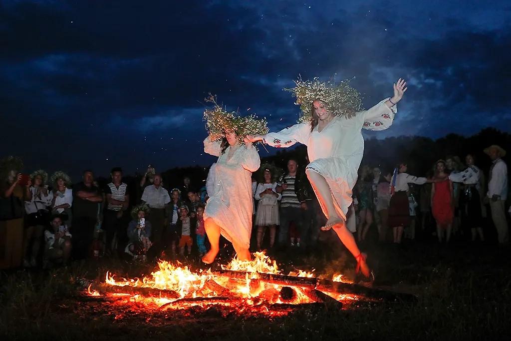 После захода солнца требовалось разжечь купальский костёр. Так наши предки отгоняли нечисть. Фото © ТАСС / Sergey Dolzhenko