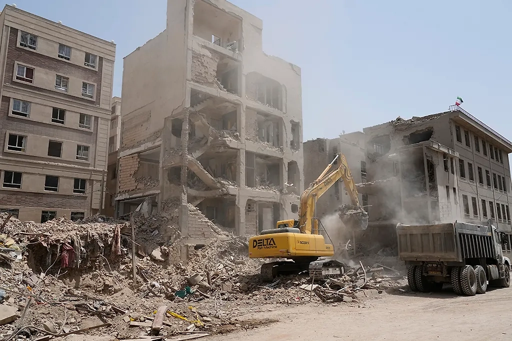 Последствия авиаударов в Тегеране. Фото © ТАСС / Vahid Salemi