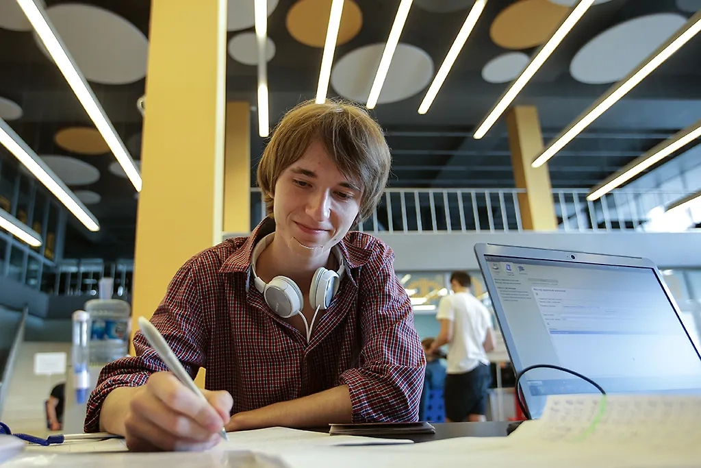 Онлайн-образование — один из вариантов при низких баллах ЕГЭ. Фото © ТАСС / Артем Геодакян