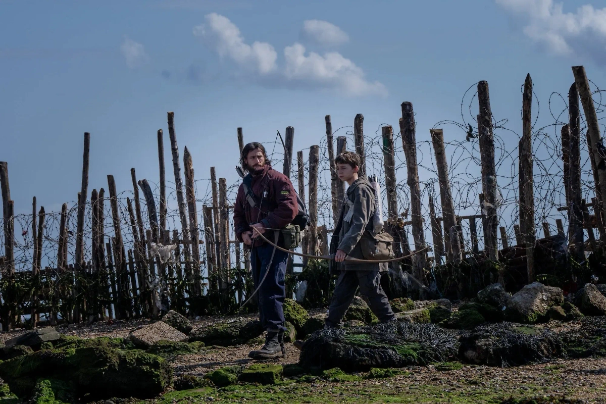 Фото © «28 лет спустя» (2025), режиссёр Дэнни Бойл, сценарист Алекс Гарленд / Kinopoisk 