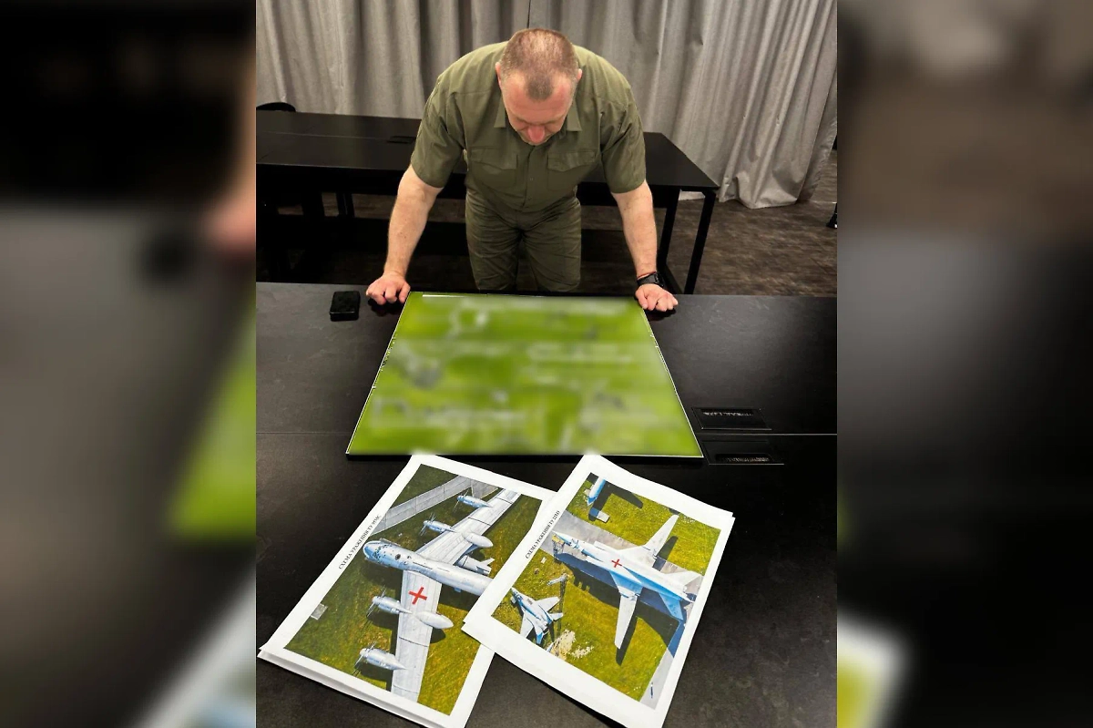 Малюк* рассматривает снимки российских аэродромов. Фото © Telegram / genshtab24