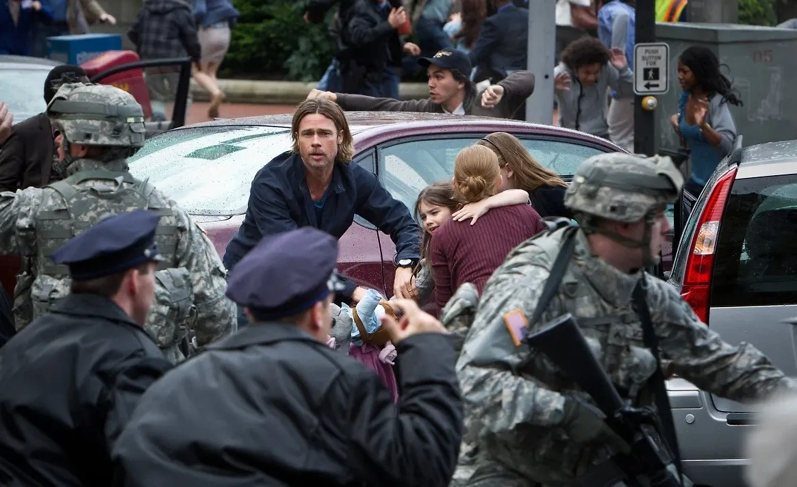 «Война миров Z» — масштабный блокбастер о зомби-вирусе. Фото © Кадр из фильма «Война миров Z», режиссёр Марк Форстер, сценарист Дрю Годдард и др. / Kinopoisk