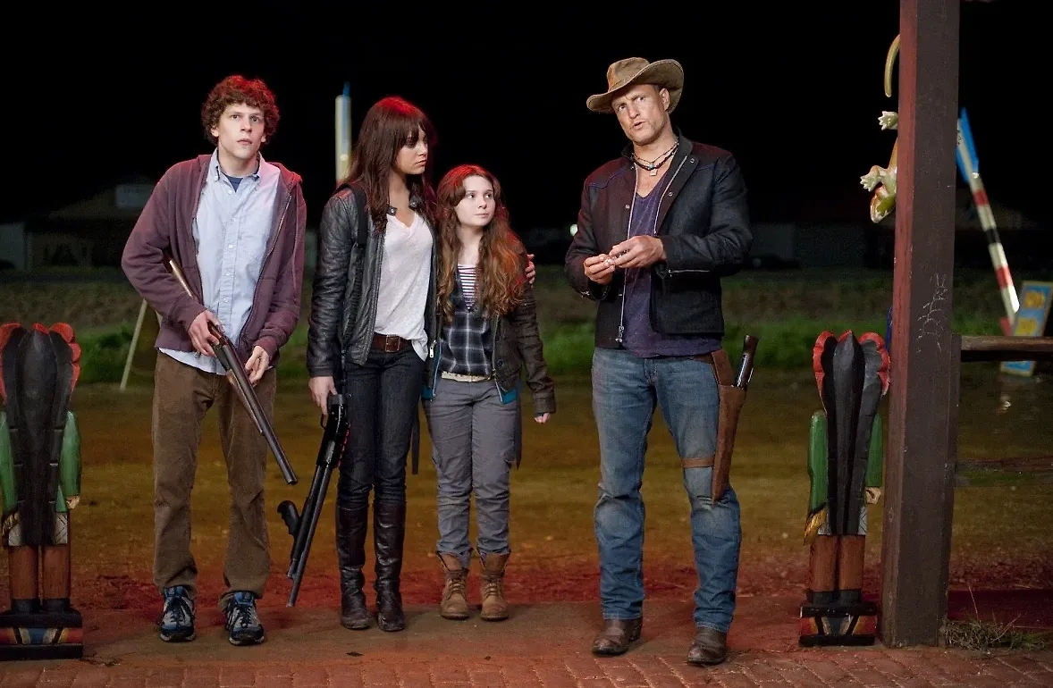 «Добро пожаловать в Зомбилэнд» — ещё одна чёрная комедия о зомби. Фото © Кадр из фильма «Добро пожаловать в Zомбилэнд», режиссёр Рубен Фляйшер, сценаристы Ретт Риз, Пол Верник / Kinopoisk