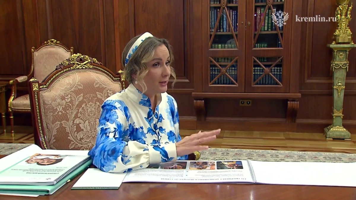  Мария Львова-Белова в образе «гжельской Снегурочки». Обложка © Telegram / «Кремль. Новости»