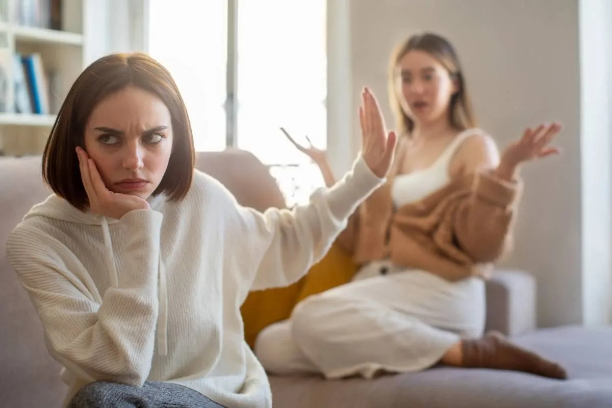 Опасные фразы, которые выдают ментальные проблемы собеседника. Фото © Shutterstock / FOTODOM / Prostock-studio