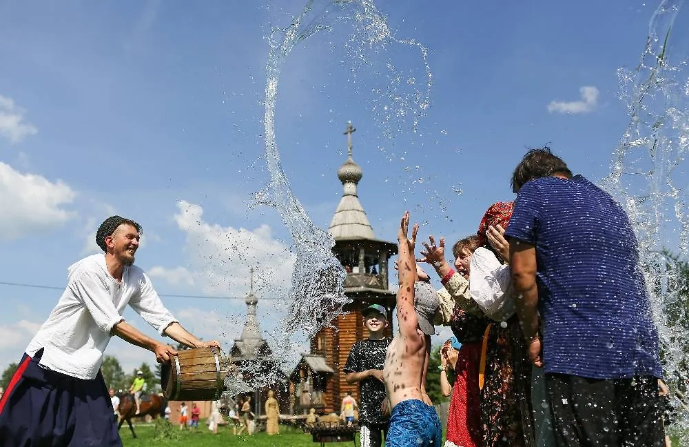 Ярило Мокрый — время ритуалов с водой, огнём и с тем и другим одновременно. Фото © ТАСС / Евгений Софийчук