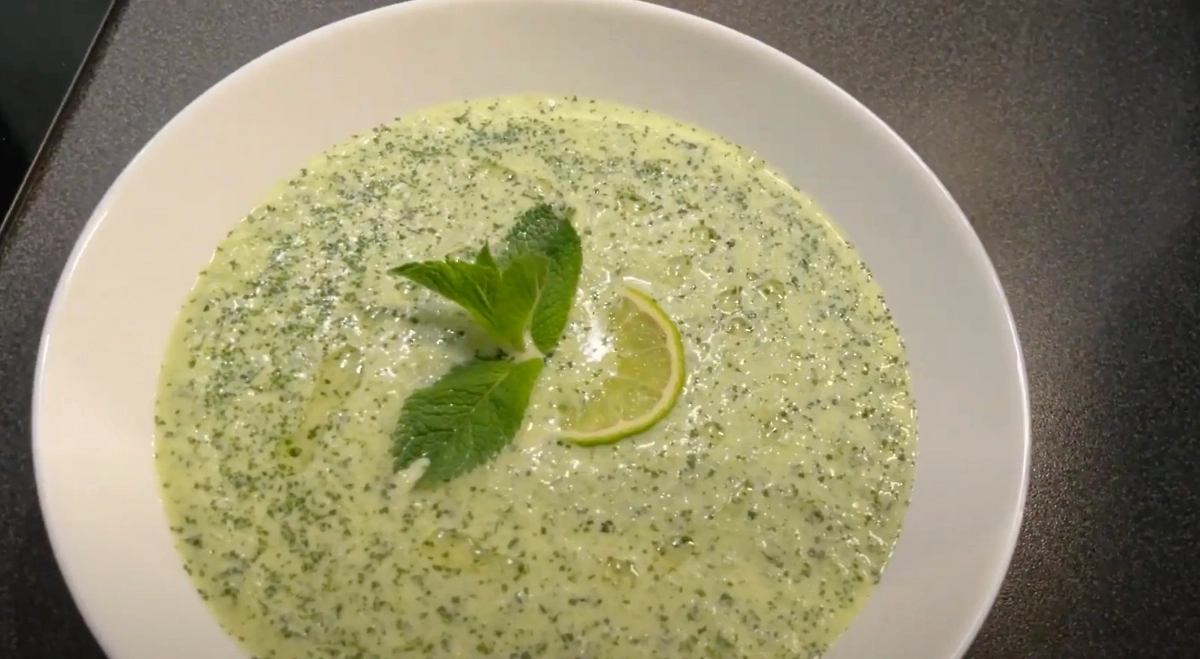 Суп на основе огурца и сельдерея полезен в жару. Фото © Youtube / Пересолил