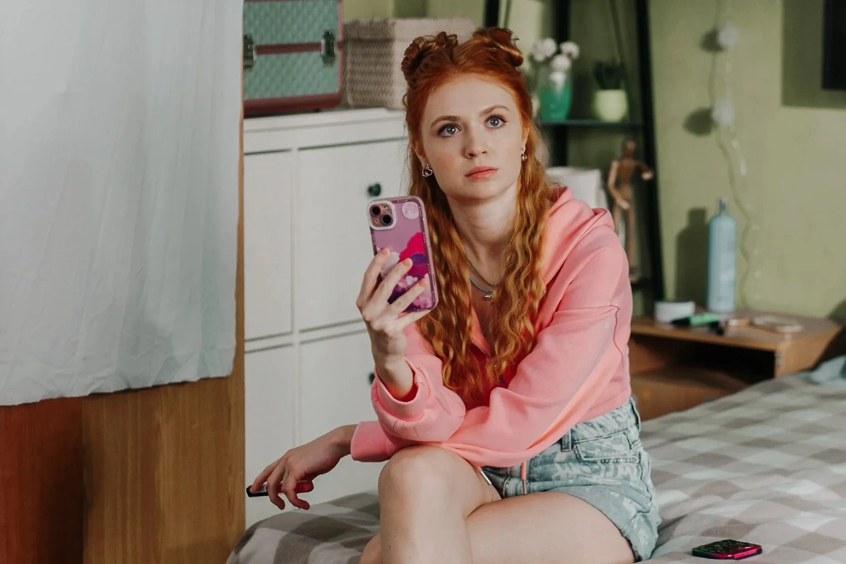 Отзывы на сериал «Универ. Молодые»: рейтинги и критика. Фото © «Универ. Молодые» (сериал, 2025), режиссёр Михаил Шулаев / Kinopoisk