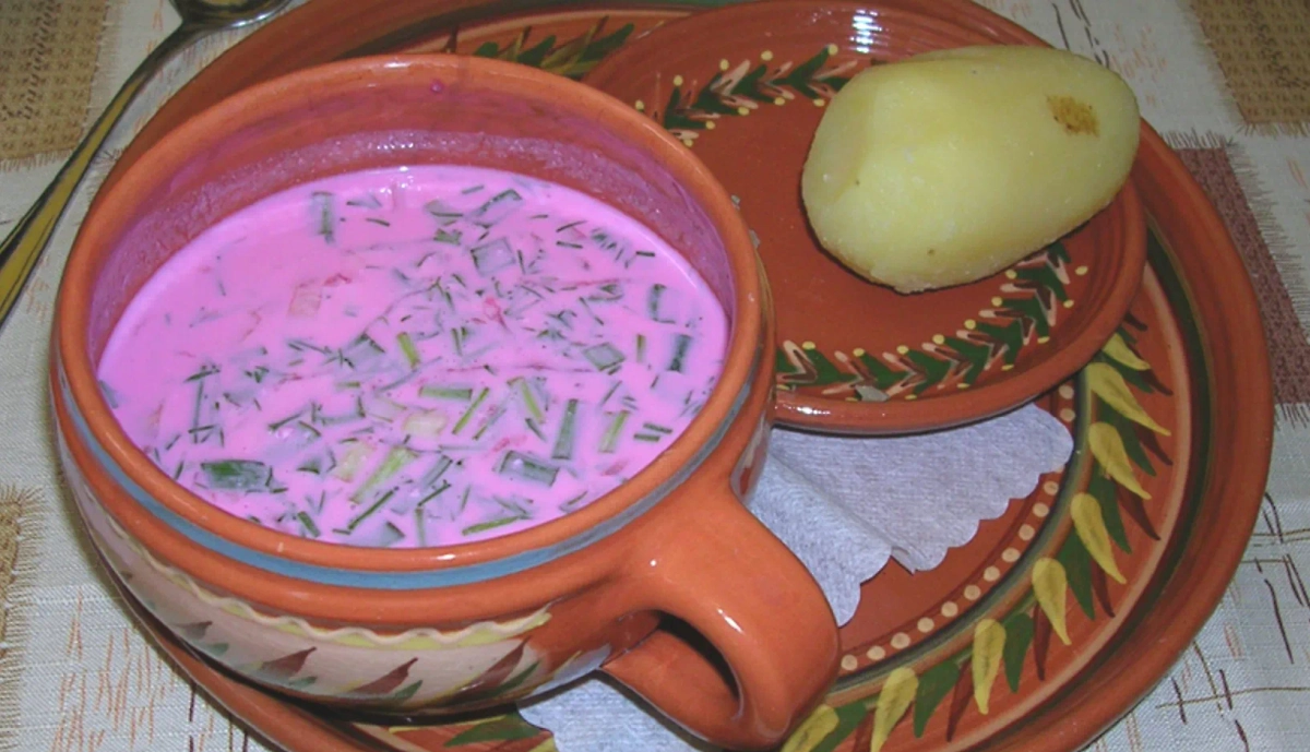 Холодник готовится на кефире или сметане со свёклой. Фото © Wikipedia / TreasuryTag