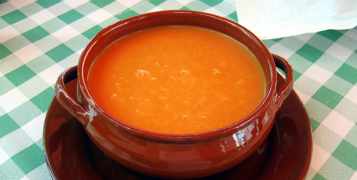 Гаспачо — популярный холодный летний суп. Фото © Wikipedia / Bocadorada