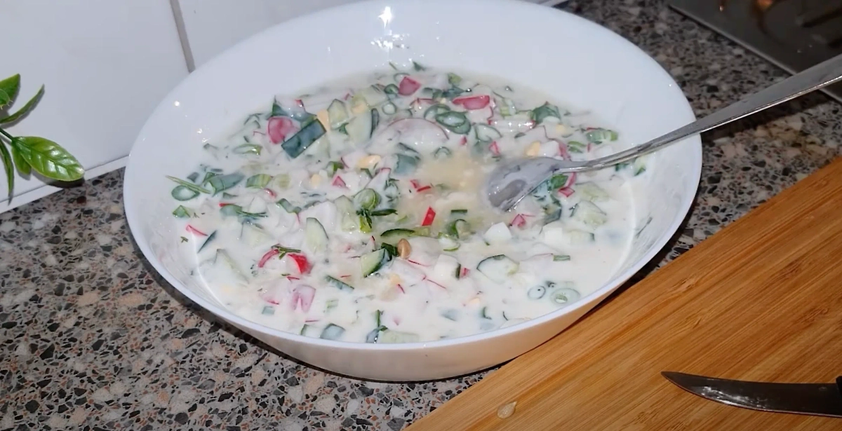 Суп с редисом и йогуртом пришёл из греческой кухни. Фото © Youtube / Анютка