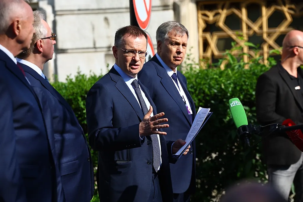 Помощник президента РФ, председатель Российского военно-исторического общества Владимир Мединский после российско-украинских переговоров. Фото © ТАСС / EPA