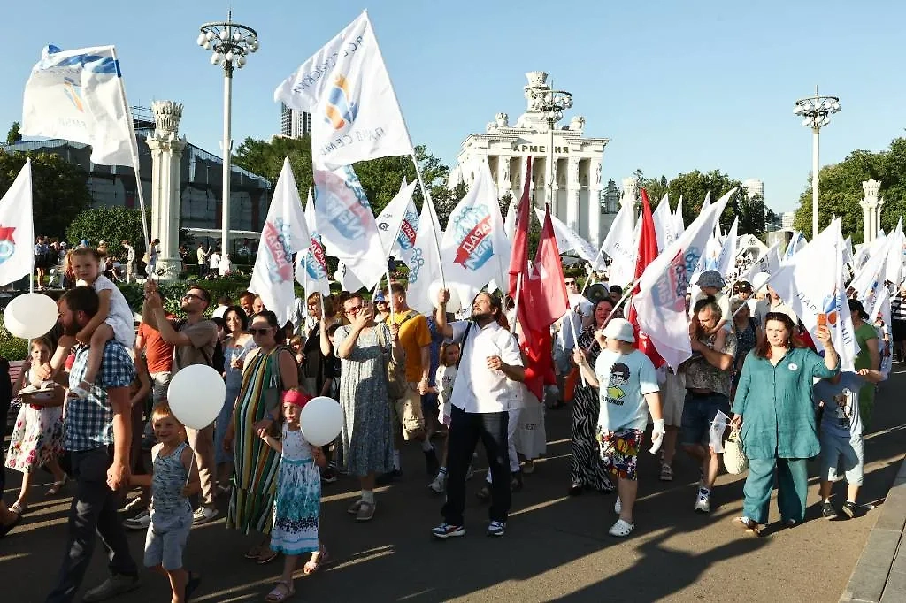 В Москве День семьи, любви и верности отмечают по традиции масштабно. Фото © ТАСС / Михаил Терещенко