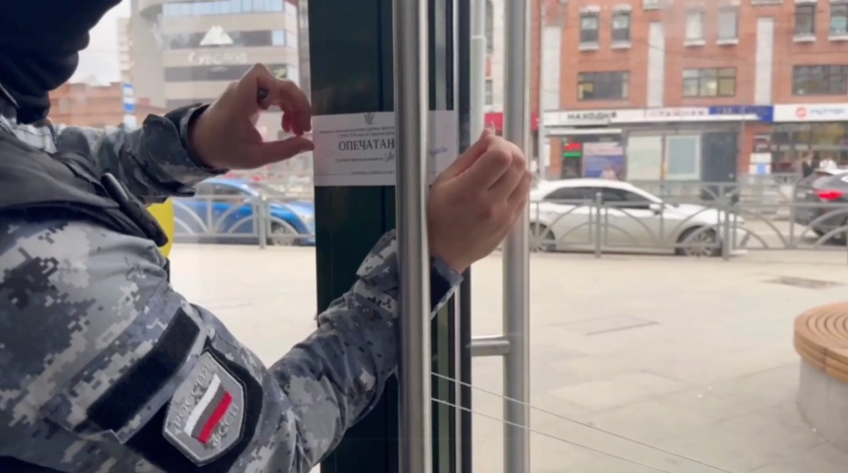 Все двери в «Гринвиче» опечатаны. Фото © Telegram / ГУФССП России по Свердловской области