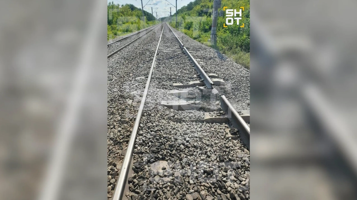 Рельсы повреждены в результате взрыва. Фото © SHOT